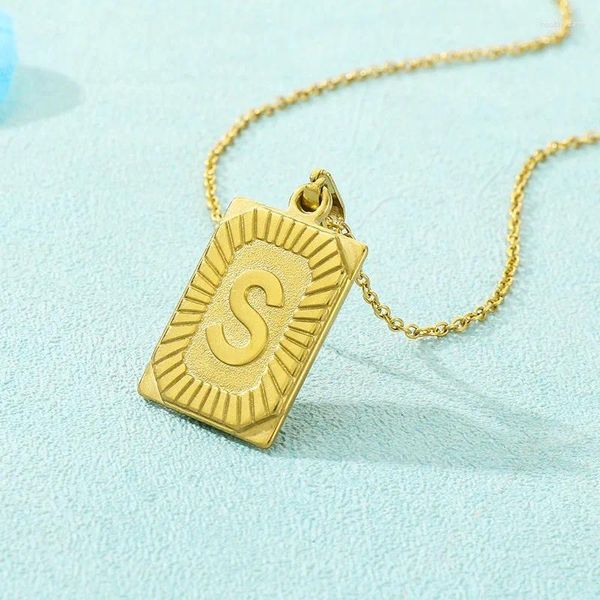 Collares colgantes Pequeña letra cuadrada para mujeres Chapado en oro Collar grabado de acero inoxidable Joyería de cumpleaños de Navidad