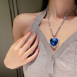 Collares colgantes Titanic Heart Of Ocean Blue Crystal Love Collar para mujeres Collar de cadena completa Amante para siempre Joyería 230831