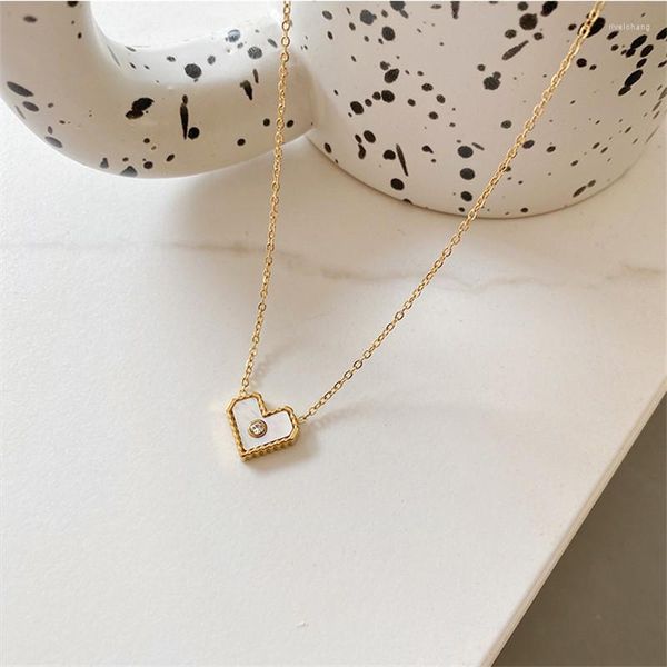 Colliers pendants titane acier japonais coréen simple shell blanc coeur coeur collier en gros de la personnalité des femmes