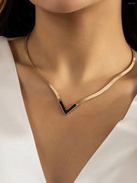 Colliers pendentifs Collier de cou de dames en forme de V en acier titane de luxe et chaîne de clavicule plate à col en V haute sens plaquée avec serpent en or 18 carats