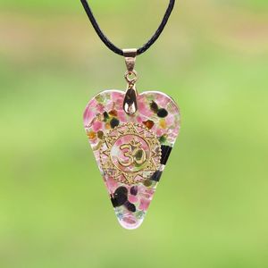 Collares colgantes Collar de orgonita de turmalina Cristales curativos de corazón de cristal para protección EMF Generador de orgón de llama violeta Colgante