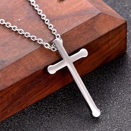 Colliers pendants Collier transversal à la mode pour hommes couleurs argentées crucifix bijoux masculin religieux chrétien