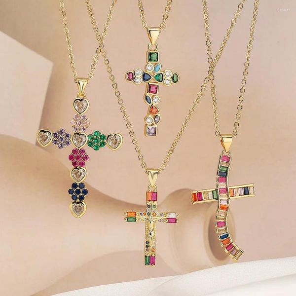 Collares colgantes Cruz de cristal multicolor de moda para mujeres Joyería católica geométrica chapada en oro de cobre