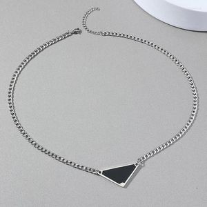 Pendentif Colliers À La Mode Punk Noir Triangle Lettre Collier Pour Femmes Hommes En Acier Inoxydable Géométrie Chaîne Sautoirs Cadeau De Fête De Mariage