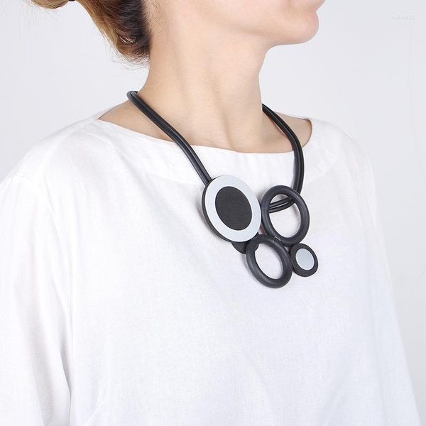 Collares con colgante, gargantilla de goma única, collar geométrico redondo de Metal gótico para mujer, decoraciones para el cuerpo, accesorios de ropa