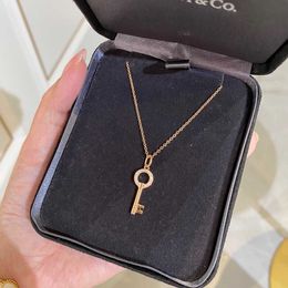 Colliers pendentifs V Gold T Collier Key Home avec une chaîne de cols de diamant de la sculpture CNC de haute qualité pour les femmes Q240507