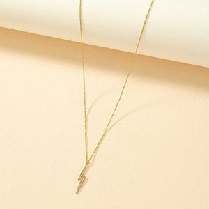 Hangende kettingen Versie Minimalistische en modieuze bliksem hanger ketting vrouwelijk en trendy met diamanten verfraaiingen trui ketting J240514