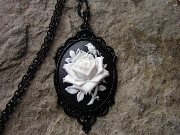 Colliers pendentifs victorien noir rose sur collier blanc ou camée - réglage vintage gothique orné