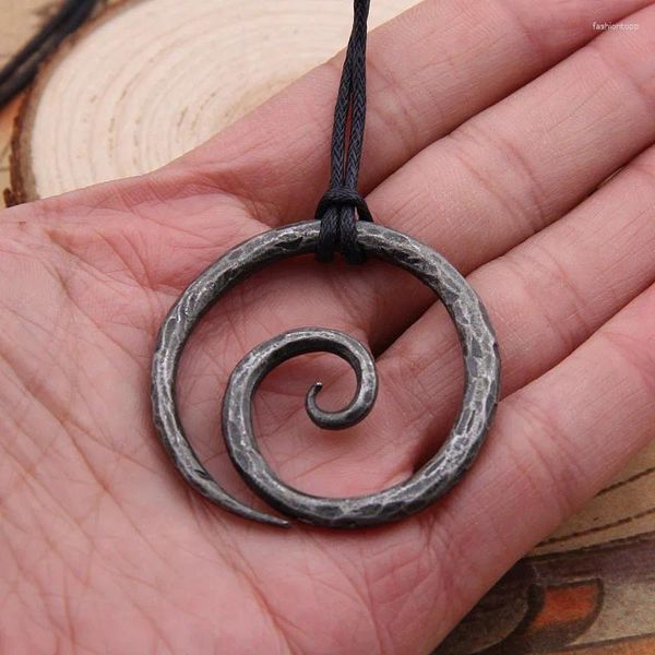 Colliers pendants viking en spirale - fer à main avec cordon de cou en cuir réglable Âge / médiéval / viking / norrois / navire / collier