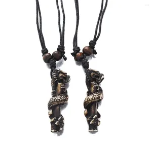 Collares colgantes Estilo étnico vintage Resina Dragón Pilar para hombres Collar de joyería tribal con cuentas de madera Cuerda de cera ajustable