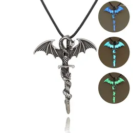 Colliers pendants Vintage volant dragon épée brillante collier de chouchard féminin Halloween Glow Hip Hop Punk Party Bijoux Gift