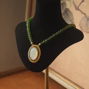 Colliers pendants Collier de perles médiévales vintage avec motif en relief de sirène