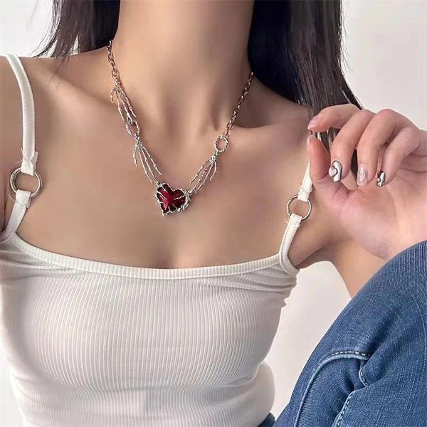 Pendentif Colliers Vintage Rouge Amour Collier Pour Femmes Personnalité Exagérée Fantôme Griffe Clavicule Chaîne Femelle Punk Design Rock Bijoux