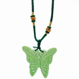 Colliers pendentifs Collier en céramique de papillon sculpté vert de style vintage avec des éléments chinois et une corde suspendue de bon augure