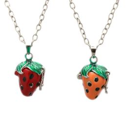 Pendentif Colliers Vintage Y2K Forme de fraise rouge Boîte en laiton Ouvrable Pet Cendres Cheveux Souvenir Collier avec longue chaîne Bijoux Cadeaux