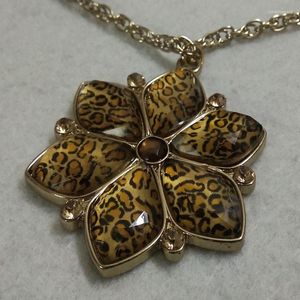 Collares colgantes Marca Vitnage Sexy Collar de flores de leopardo marrón para mujeres Fiesta de noche Regalo de aniversario de boda delicado Decoración para el hogar
