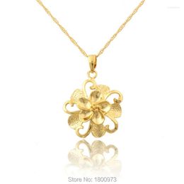 Los collares pendientes venden al por mayor los colgantes hermosos de la joyería de la manera del diseño de la flor del color oro 22K para las señoras