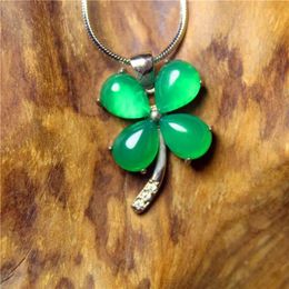 Colliers pendants Bijoux de mode en gros Chalcédoine Green Work Inlaid Four Leaf Clover Collier pour femme Bijoux Namour Charm Gift 240410