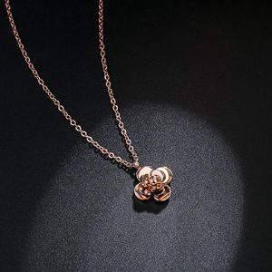 Hangende kettingen groothandel Koreaanse mode camellia ketting vrouwelijke titanium stalen sleutelbeen ketting 18k vergulde korte driedimensionale sms