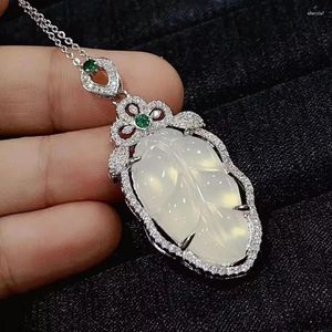 Colliers de pendentif en gros argenté en argent incrusté vert calcédoine feuille de cheval blanc matériau de cheval agate jade petit collier gif