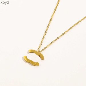 Vente en gros Simple Designer 18K plaqué or pendentif colliers célèbre marque Double lettre en acier inoxydable sceau collier amoureux fête bijou