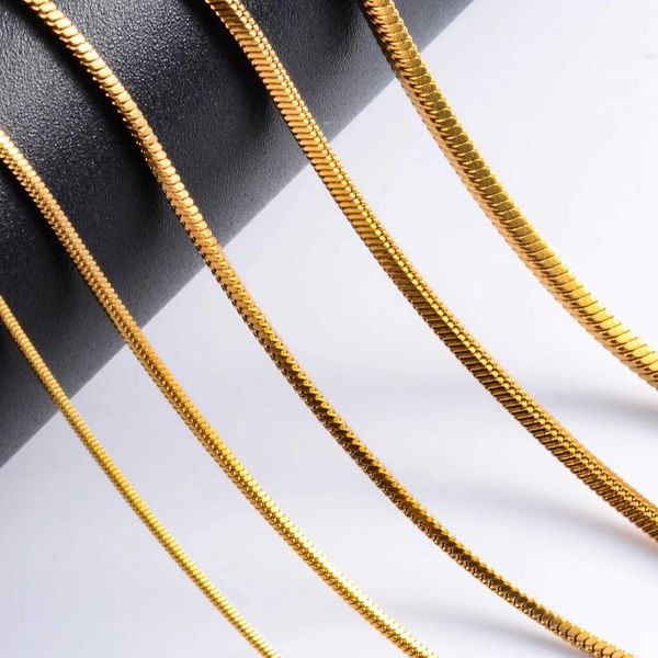 Colliers de pendentif avec 0,9 / 1,2 / 1,5 / 2,4 mm Collier de chaîne de serpent carré en acier inoxydable en or adapté aux hommes à la mode à la mode