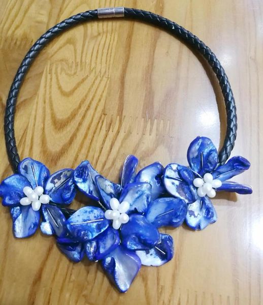 Collares colgantes Joyas para mujeres 3 Flores azules de agua dulce Pearl de agua dulce Collar de cuero negro Collar 45 cm 18 ''