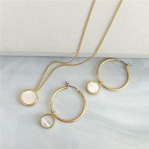 Collares pendientes Conjunto de joyas para mujer Chapado en oro con perla blanca Madre Shell Elegante collar y pendientes femeninos