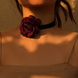 Colliers pendants Collier pour femmes Fleur de tissu fait à la main Fleur de couleur solide simple pour les femmes