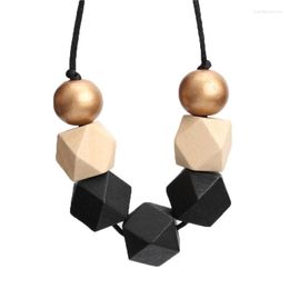 Collares colgantes Collar geométrico de madera Pintado Chunky Facetado Cuentas de madera Bola Cordón de cuero Marrón Declaración negra