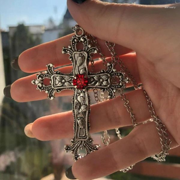 Colliers pendentifs Y2K Vintage Baroque Christian Cross Collier pour femmes hommes couleur argent avec cristaux rouges gothique Crucifix Pâques unisexe