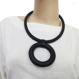 Naszyjniki z wisiorkami YDYDBZ duże okrągłe koło skórzana guma dla kobiet gotycki styl ubrania akcesoria naszyjnik łańcuszek do swetra
