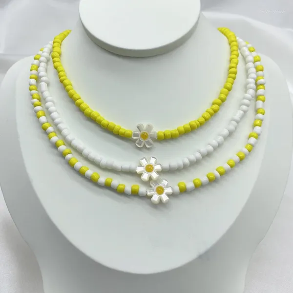 Collares colgantes Collar de flores de perlas de color amarillo Pequeño diseño fresco Joya de moda Cuentas de semillas con cuentas