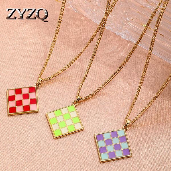 Pendentif Colliers ZYZQ Ins Creative Coloré Goutte D'huile Damier Collier Pour Les Femmes Simple Carré Planche À Dessin Clavicule Chaîne Bijoux