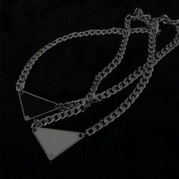 Pendentif triangle femmes colliers de luxe designers pour adolescentes lettres simples motif étiquette noire boucle chaîne à maillons cubains bijoux collier de créateur ZB011 B4