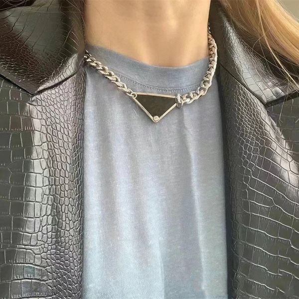 Colliers avec pendentifs en titane et acier pour hommes et femmes, chaînes triangulaires noires avec Logo, bijoux de luxe pour Couple, cadeau de mariage