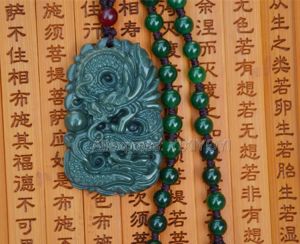 Hangers Chinees Handwerk Natuurlijk donkergroen Hetian Jade Caned Retro Dragon Lucky Amulet Pendant kralen kettingcertificaat fijne sieraden