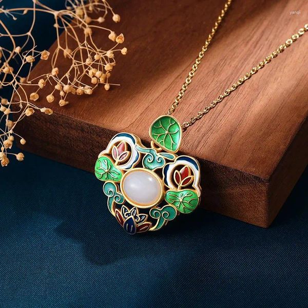 Pendentifs procédés émail exquis incrusté naturel un collier de fleurs de jade rifte de pendentif de style chinois pour femmes
