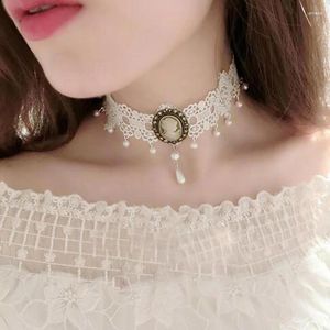 Pendants Fashion Alloy Dames Collier rétro Court gothique en relief comme la clavicule de dentelle blanche bijoux féminin en gros 2024