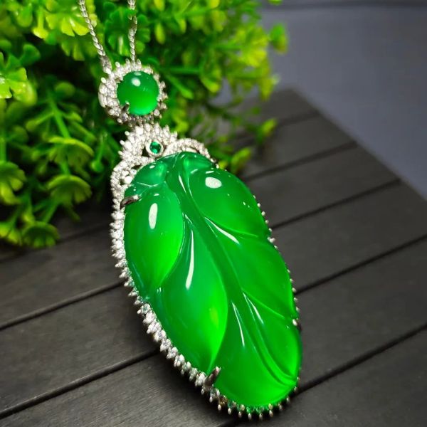 Pendants Vérihes Natural Green Jade Lave Collier Pendant Femmes Chrysoprase Charmes Bijoux Jades en pierre Calcélément des feuilles en pierre Cadeaux