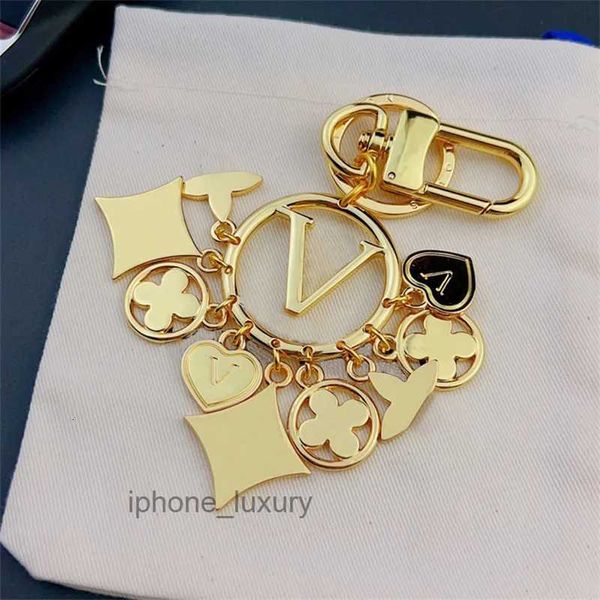 Pendants Key Chain Mens Carabiner Kechechains Car Keyring Designers Keychain Female Sacs de décoration Lettre Fleur V Clés Anneau