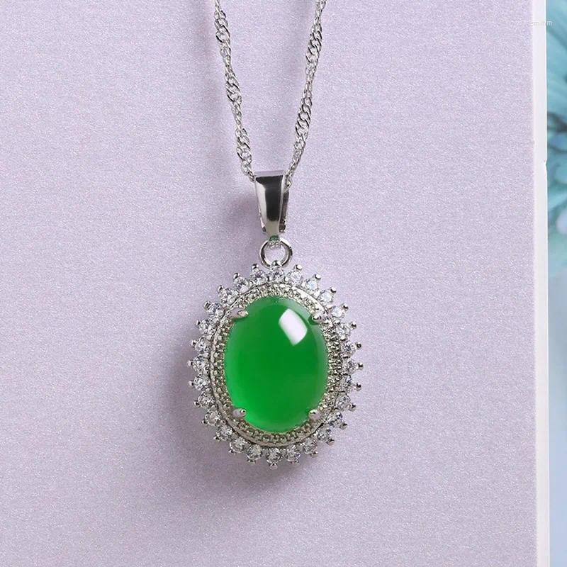 Hängen Natural Green Chalcedony Water Drop Pendant Fashion Boutique Jewelry Men's and Women's 925 Inlaid Agate Halsband ClaVicle Chain Chain Chain