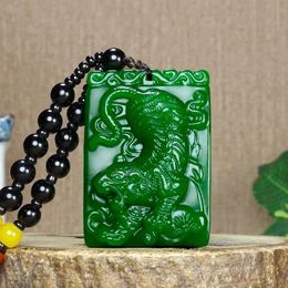 Pendentifs Naturel vert sculpté à la main tigre Jade pendentif mode Boutique bijoux hommes et femmes zodiaque tigre collier cadeau accessoires