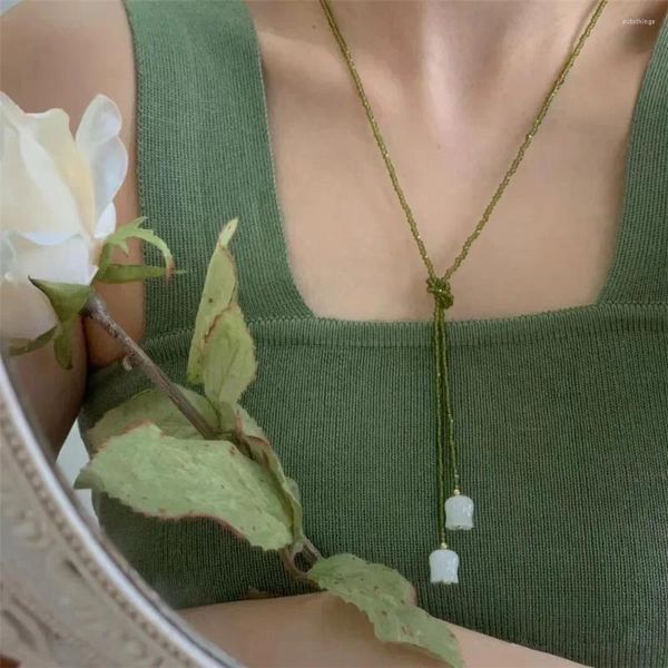 Colgantes Cuentas de vidrio verde oliva Collar de mujer Colgante de orquídea de campana blanca Bobinado con cadena de suéter larga étnica Regalo de joyería romántica