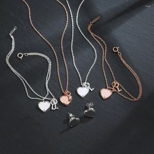 Hangers S925 Sterling Zilver Liefde Hart Ketting Armband Oorbellen Set Mooi en delicaat voor Valentijnsdag Cadeau