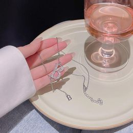Hangers Zuid-Korea's lichte luxe Letter B Titanium stalen ketting Damesmode Trend Temperament Alles Sleutelbeenketting