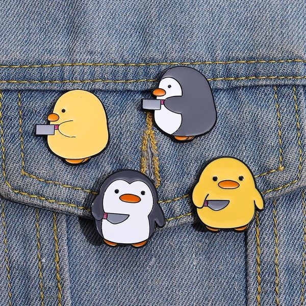 Pingouin canard couteau broche mignon Anime films jeux épingles en émail dur recueillir dessin animé broche sac à dos chapeau sac collier revers Badges