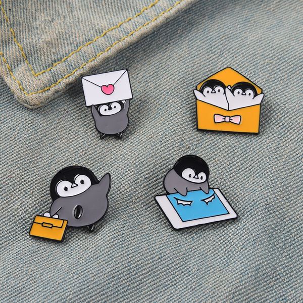 Pingouin enveloppe Couple pingouin émail broche en gros enfants Animal broche revers insigne dessin animé livre bijoux cadeau pour les amis