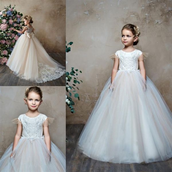 Pentelei 2019 Nuevos vestidos de niña de flores para bodas Mangas casquillo Apliques de encaje Vestidos de bebé pequeños Vestido de comunión de campo barato 2247