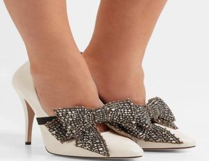 Brandnew Perfect Ladies Stietto Talons Strass Bow Luxury Design blanc Patentleather Femmes hautes talons pointés Toe Sexy Lady Pumps5712768